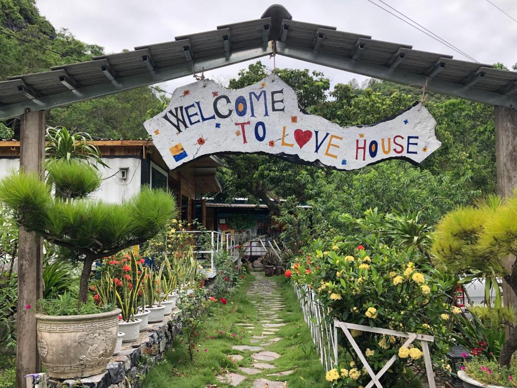 Cat Ba Love House