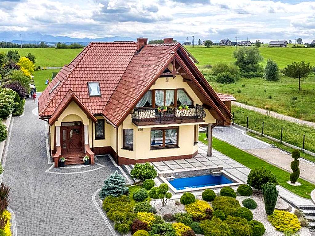 Biały Jeleń z basenem i jacuzzi
