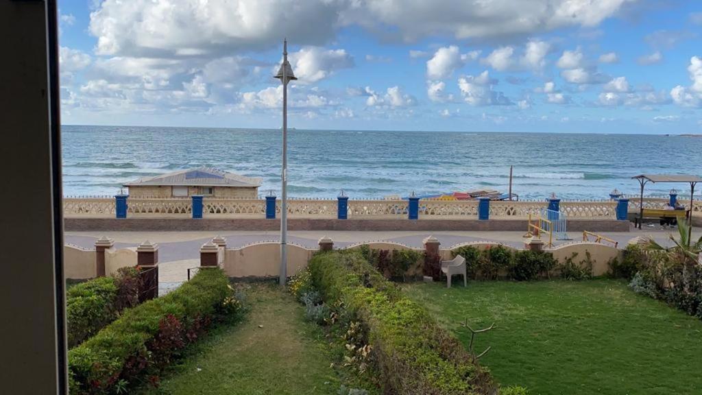 Renovated super Lux Apartment Chalet Direct sea view 2 bed rooms Al Mamourah شاليه الترا لوكس شاطىء المعموره دور اول على البحر مباشره مع كارنيهات الدخول طوال السنه و الشاطىء الخاص لنهايه اكتوبر خدمه للنزلاء متوفره لتلبيه رغباتك للعائلات فقط
