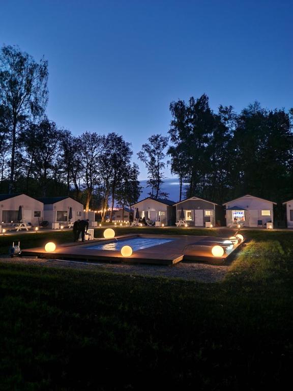 Lumi Resort Domki letniskowe z podgrzewanym basenem
