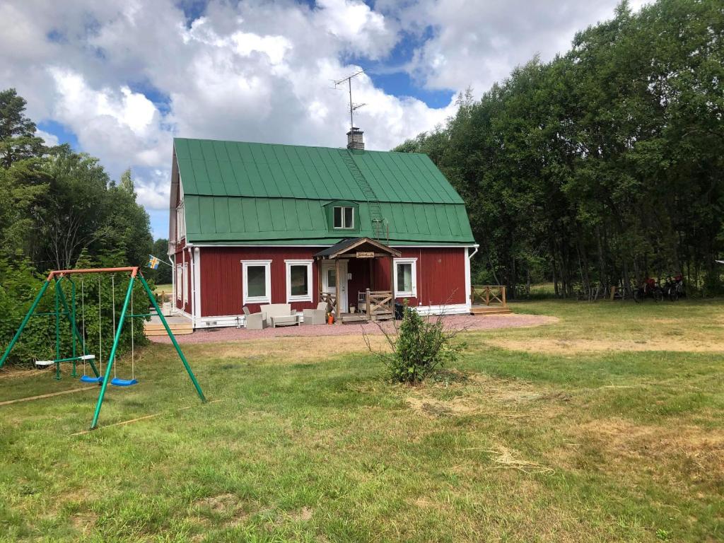 Stor Familjegård i bra läge