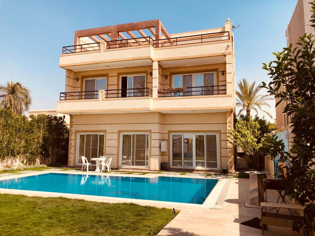 Lovely Villa 5- bedroom with Overflow Pool with Nice Garden at Green Oasis Resort