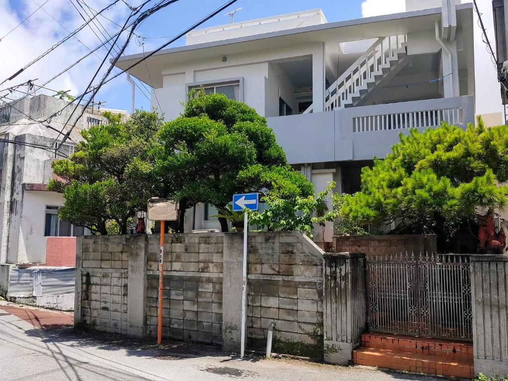 最大14人 駐車縦列4台可能 個室4部屋 広々戸建て 国際通りと牧志駅まで徒歩5分 わらゆんSoヴィラ壺屋